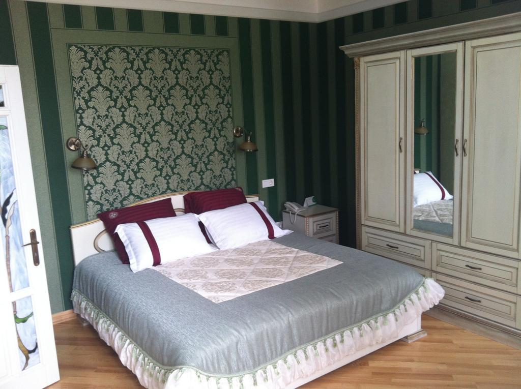 Fontush Boutique Hotel Ивано-Франкивск Стая снимка