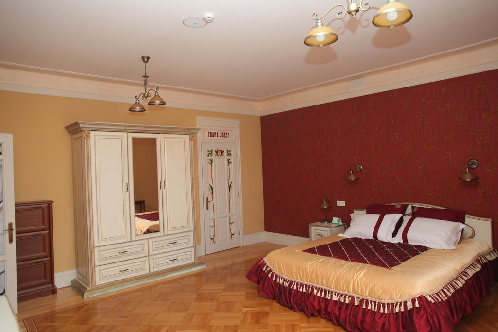 Fontush Boutique Hotel Ивано-Франкивск Стая снимка